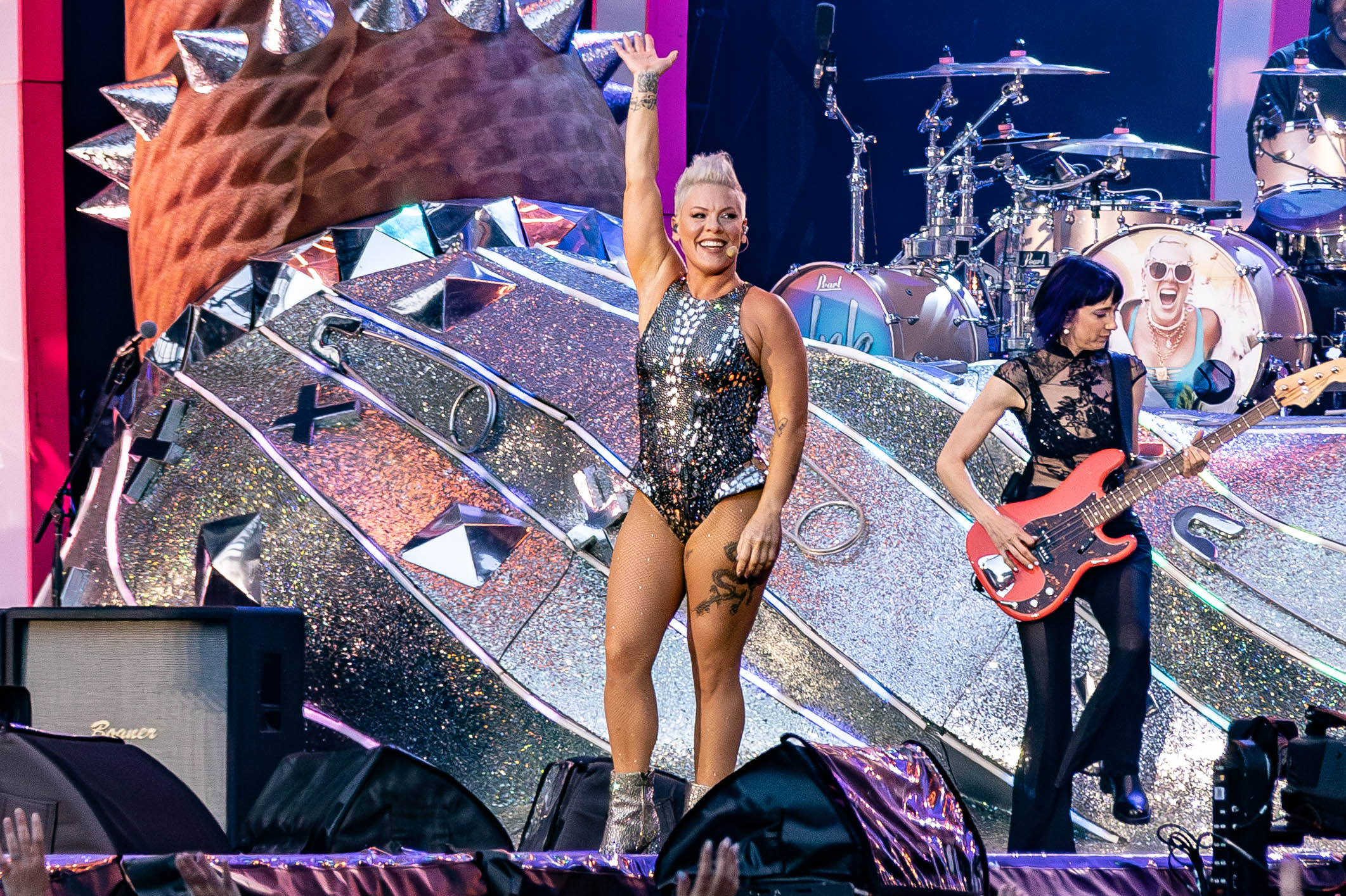 P!NK’S ANFIELD ASCENT: A NIGHT OF NON-STOP HITS AND HEARTFELT EMOTION