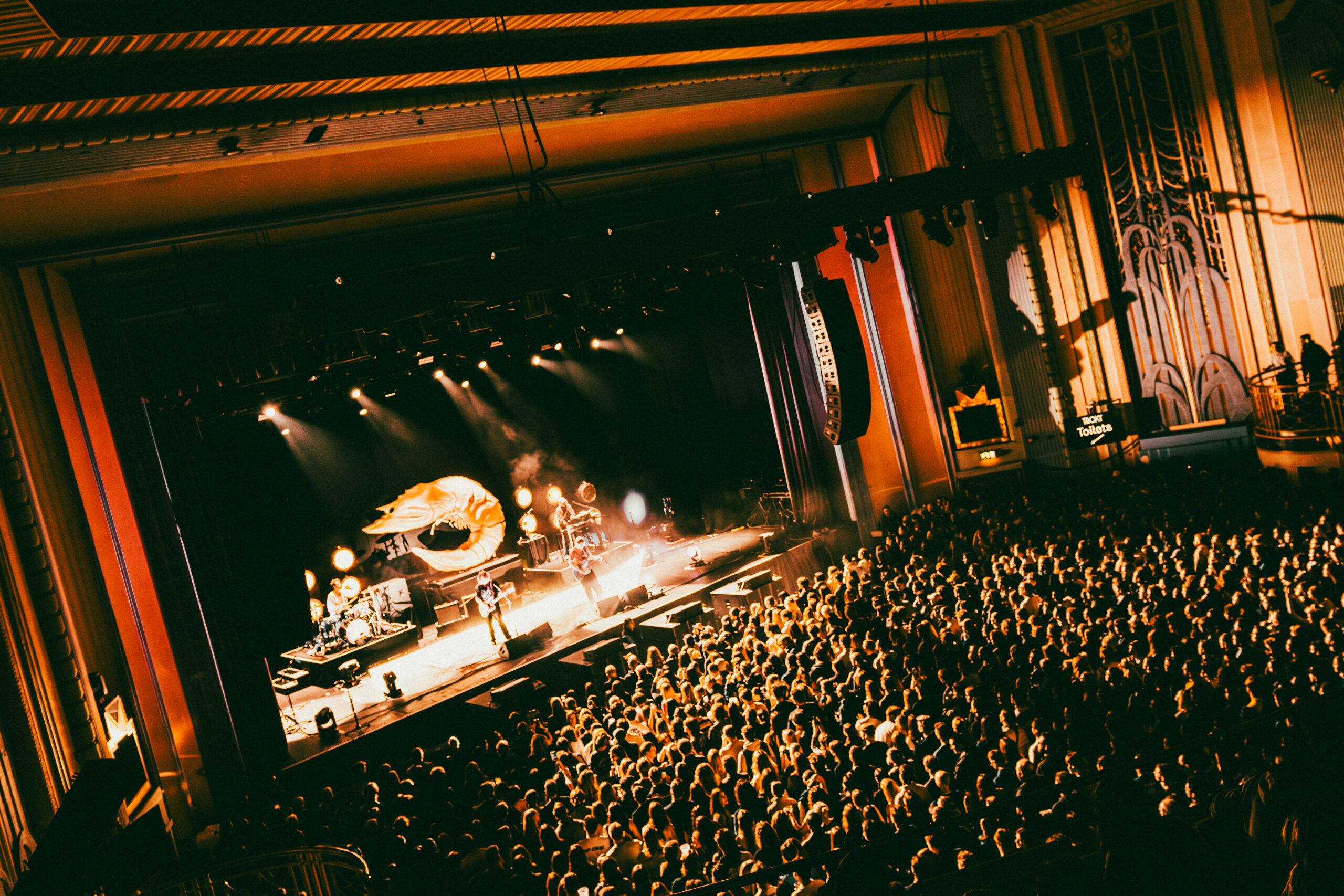 “F**K YEAH LONDON” – ROYEL OTIS TRIUMPH AT TROXY WITH INDIE BANGERS, UNSTOPPABLE ENERGY AND…A GIANT PRAWN