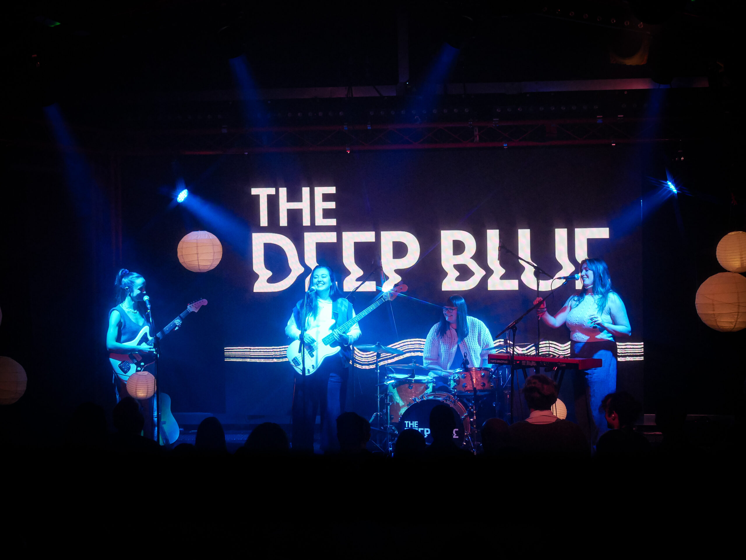 ‘THE DEEP BLUE’ DISH ON THEIR LATEST EP, GLASTONBURY AND IMPROV CARPOOL MUSICALS AHEAD OF THEIR TOUR FINALE MANCHESTER SHOW