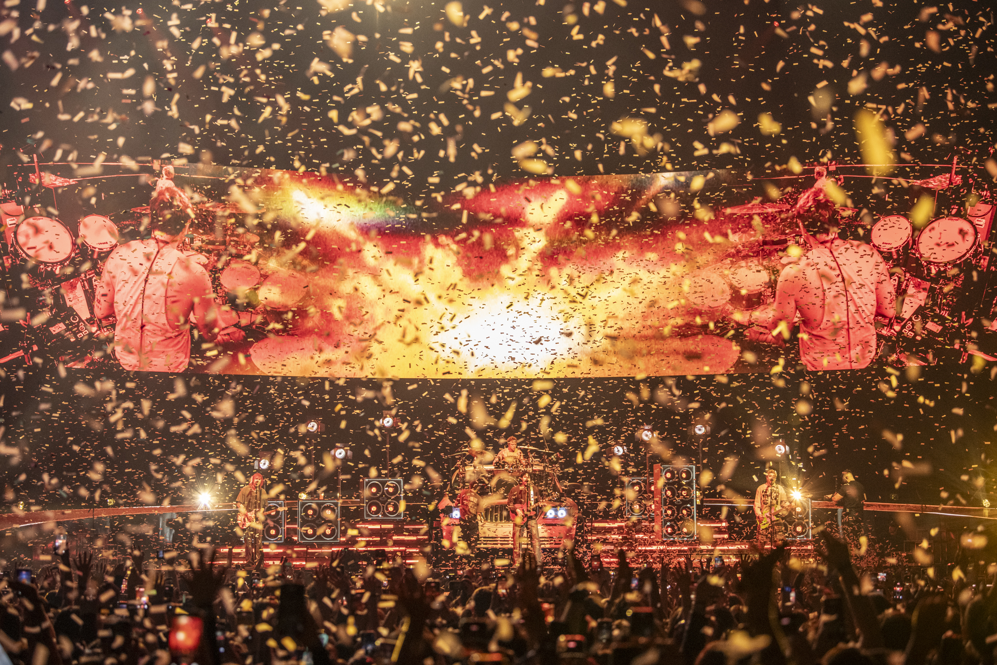 5SOS MAKE SURE ‘EVERYONE’S A STAR’ IN MANCHESTER