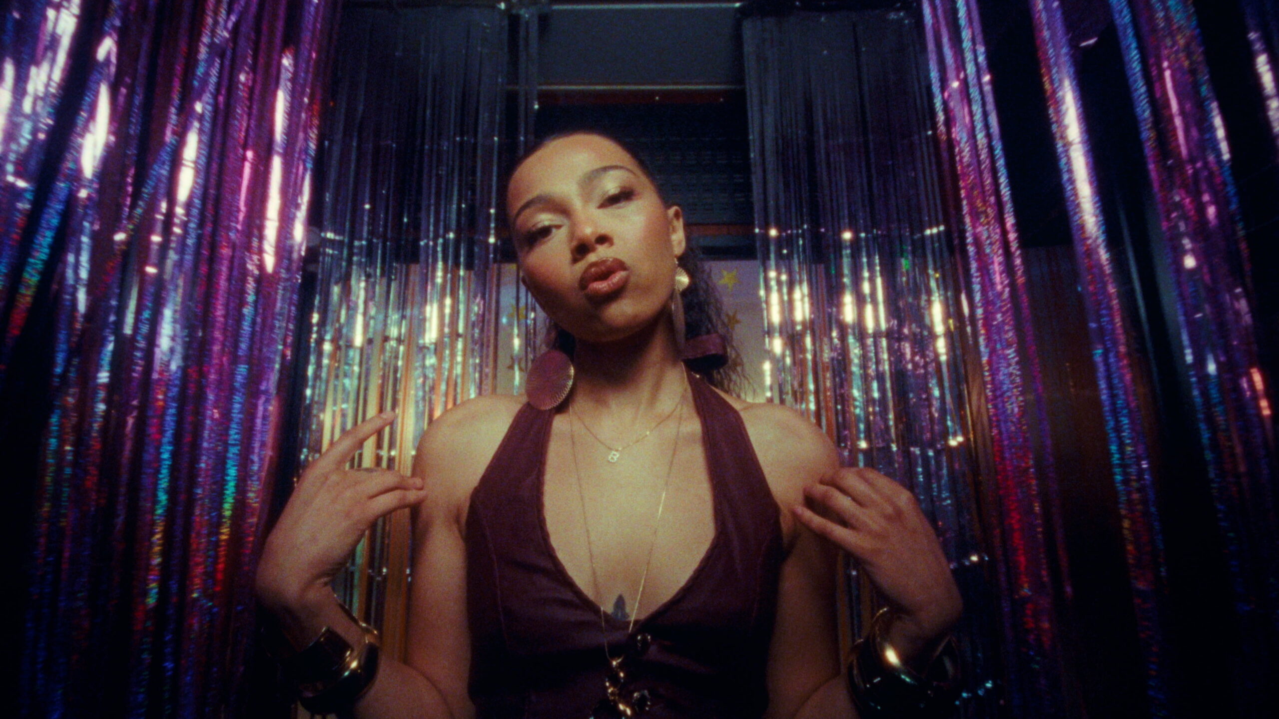 BROOKE COMBE RETURNS WITH BRAND NEW SINGLE ‘TEARS WON’T LIE’ AND SELL OUT TOUR