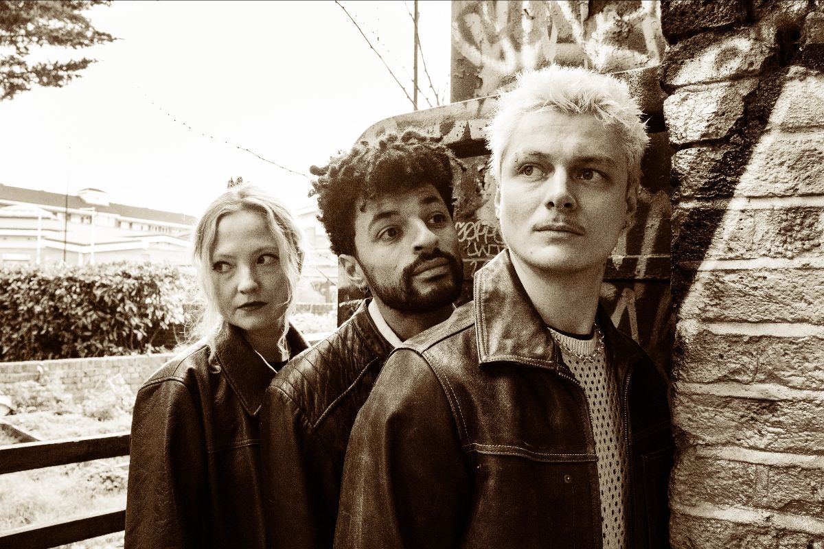 ALIEN CHICKS SHARE NEW SINGLE ‘5/4’ ON ALCOPOP! RECORDS