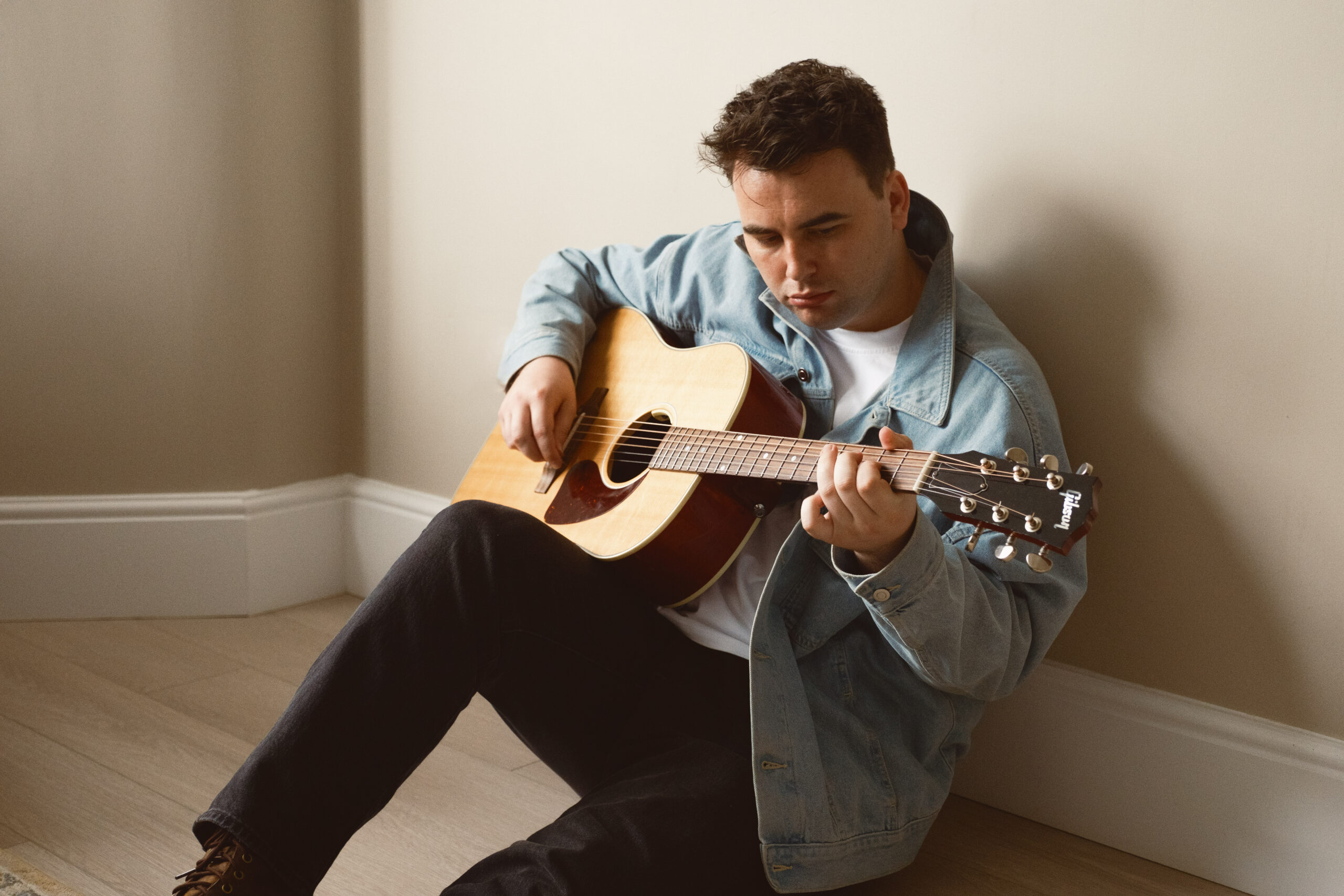 HOT NEW SCOTTISH SINGER SONGWRITER JAMIE RAFFERTY TALKS HIS BRAND NEW SINGLE, AMERICANA INSPO, AND THE VALUE IN PERFORMING LIVE