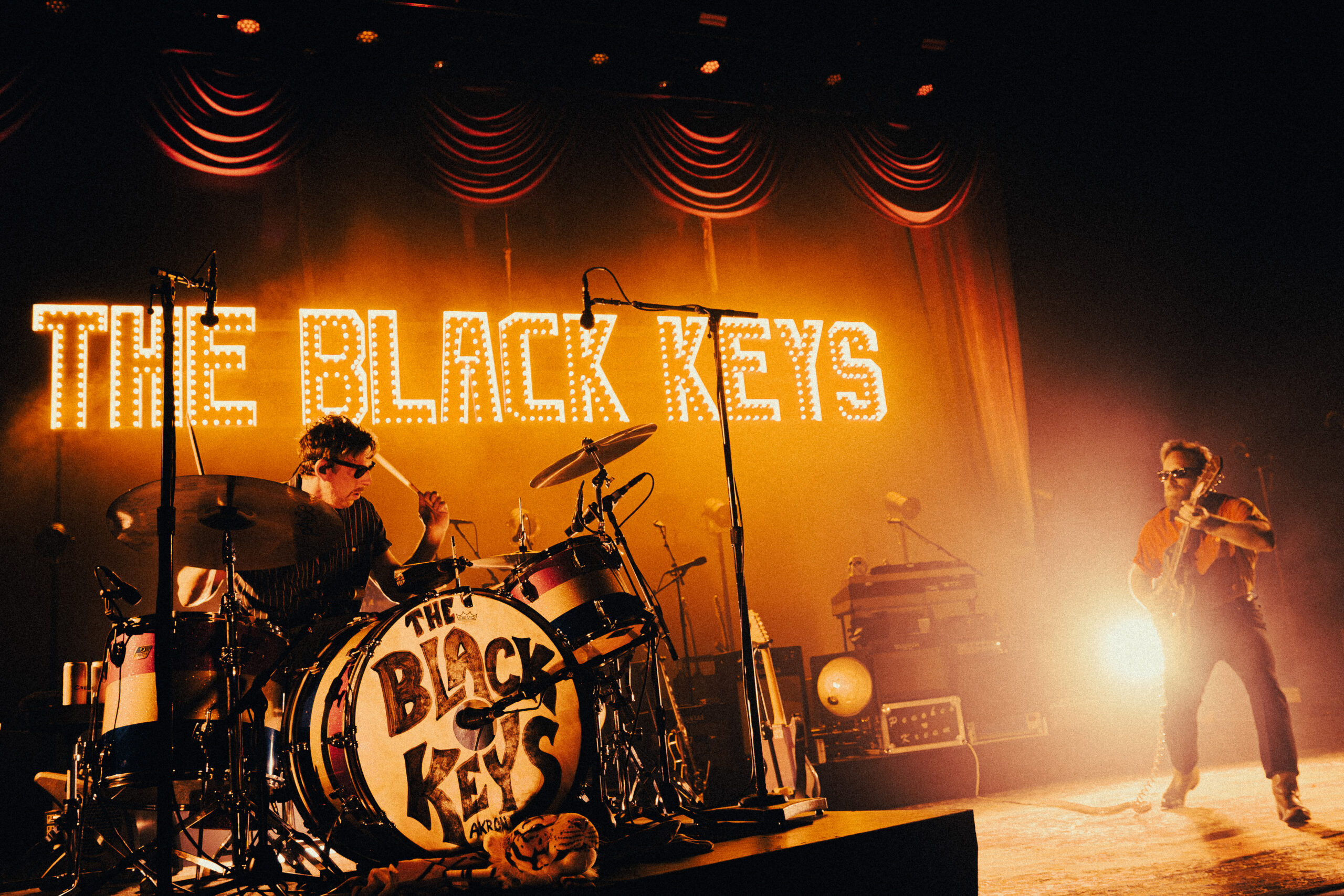 THE BLACK KEYS BRING PEACHES! TO ICONIC O2 ACADEMY BRIXTON